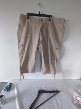 Lee Women's Plus Size Flex-to-Go Cargo Capri Pants Khaki